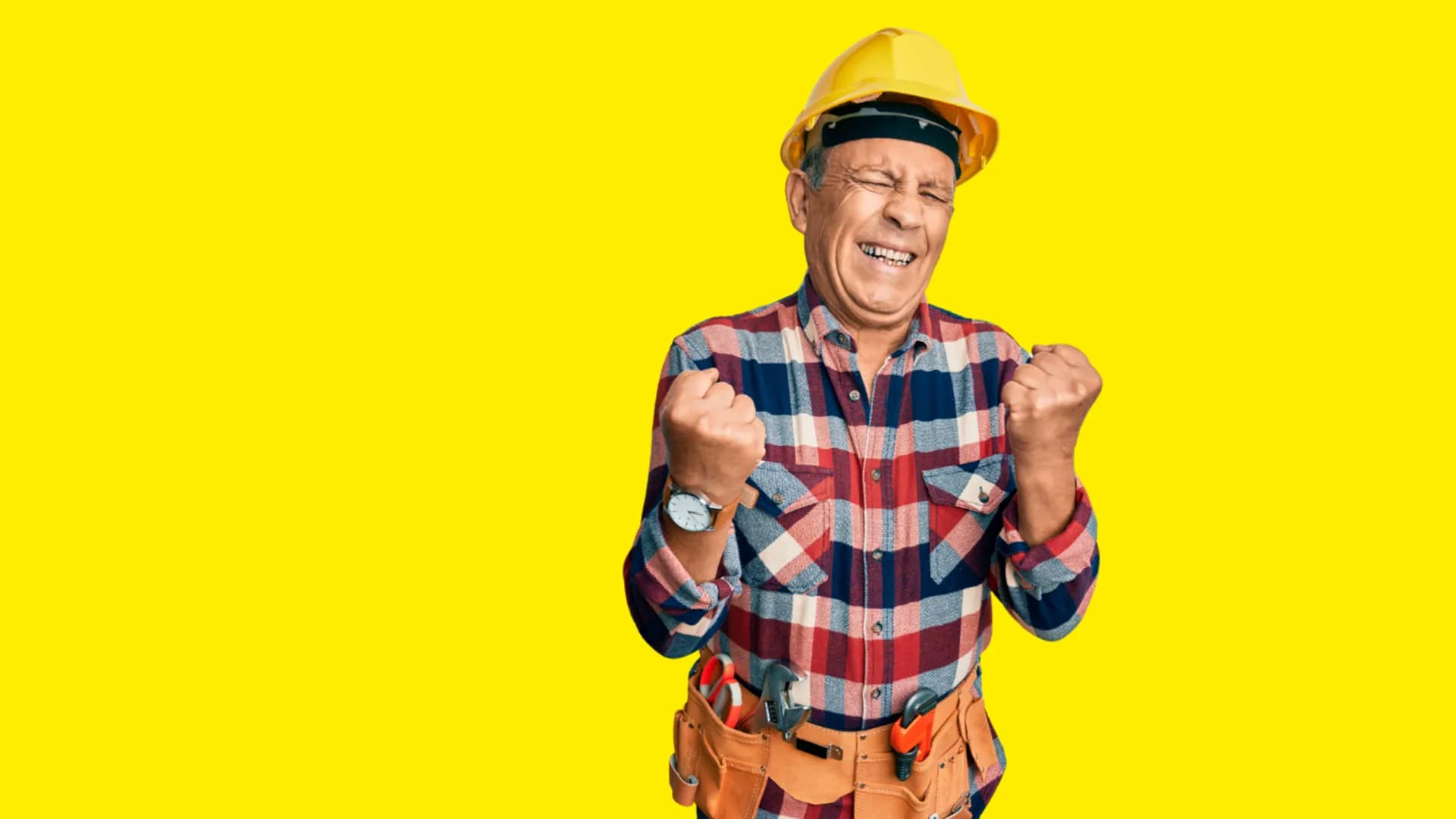 Happy old man med et minilager som tillater oppbevaring av deler