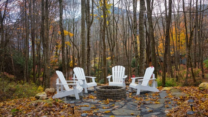 Lei av a lagre utemobler ute